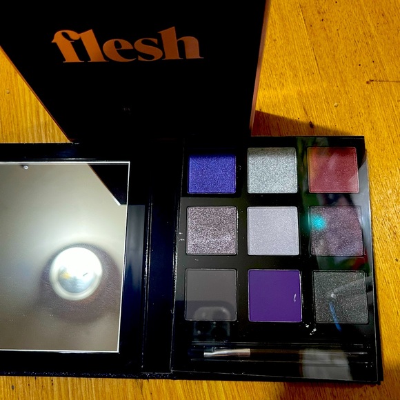 NIB!! LAST ONE!! DISCONTINUED FLESH STARSHINE EYESHADOW PALETTE - Picture 1 of 11